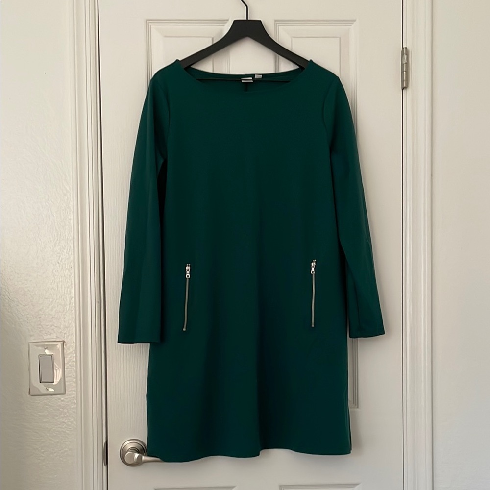 Elegant Green Dress with Zipper Accents